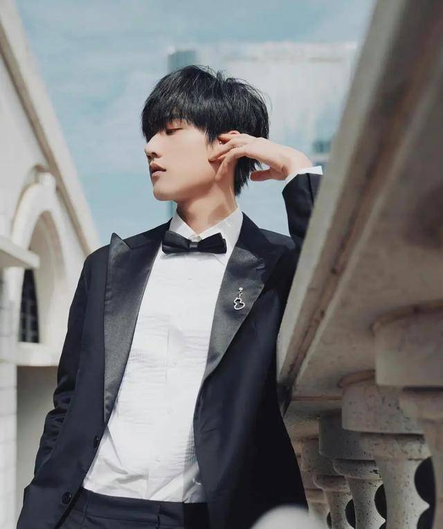 娱乐点评:张艺兴,关晓彤,蒋依依,周柯宇,周震南,柳岩_资源_因为_品牌