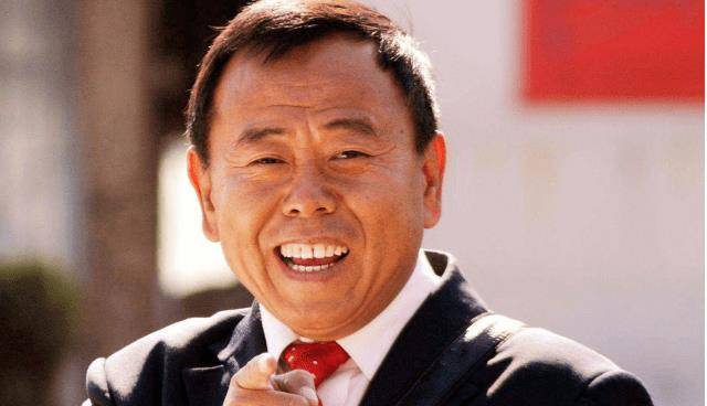 第二位呢呃说起来的是潘长江他虽然没有李耀斌那拍的电视剧多,但是