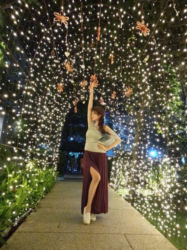 穿连体装v领快开到肚脐,还好有肉色内搭_的设计_显得_身材