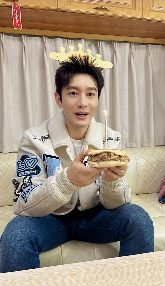 黄晓明庆生吃肉夹馍蛋糕小海绵亲手为爸爸准备最窝心礼物_生日_蜡烛