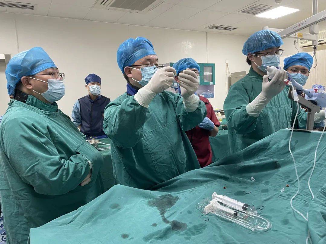 二尖瓣反流即刻由术前的重度减至微量,三维超声扇面下也可以看到