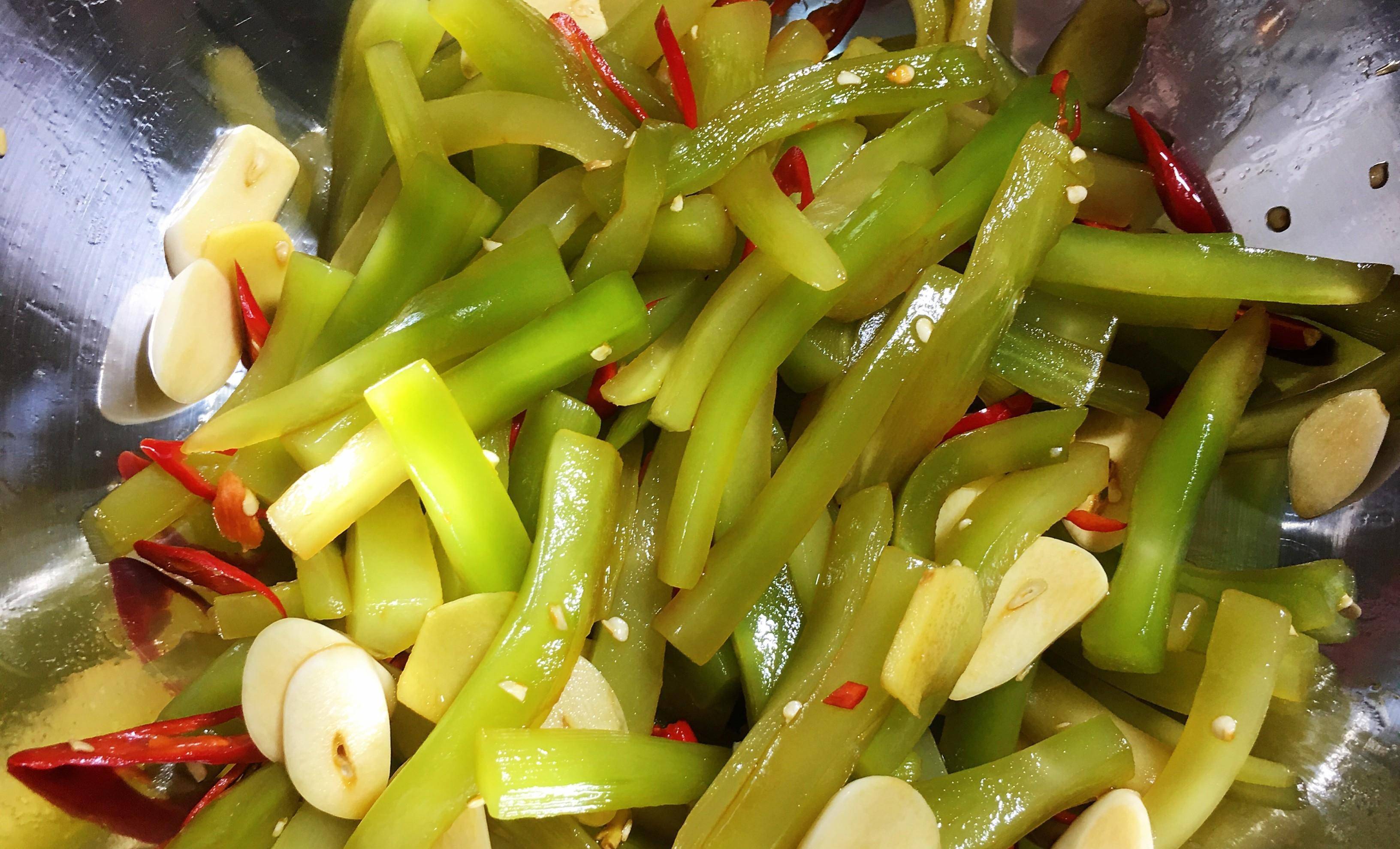 每年春天,我都会用这方法腌莴笋,酸辣脆爽特下饭,隔天就能吃_水分