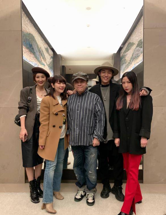 看得出来,她是真的很喜欢蔡康永,所以在合影时笑得那么开心.可照片中