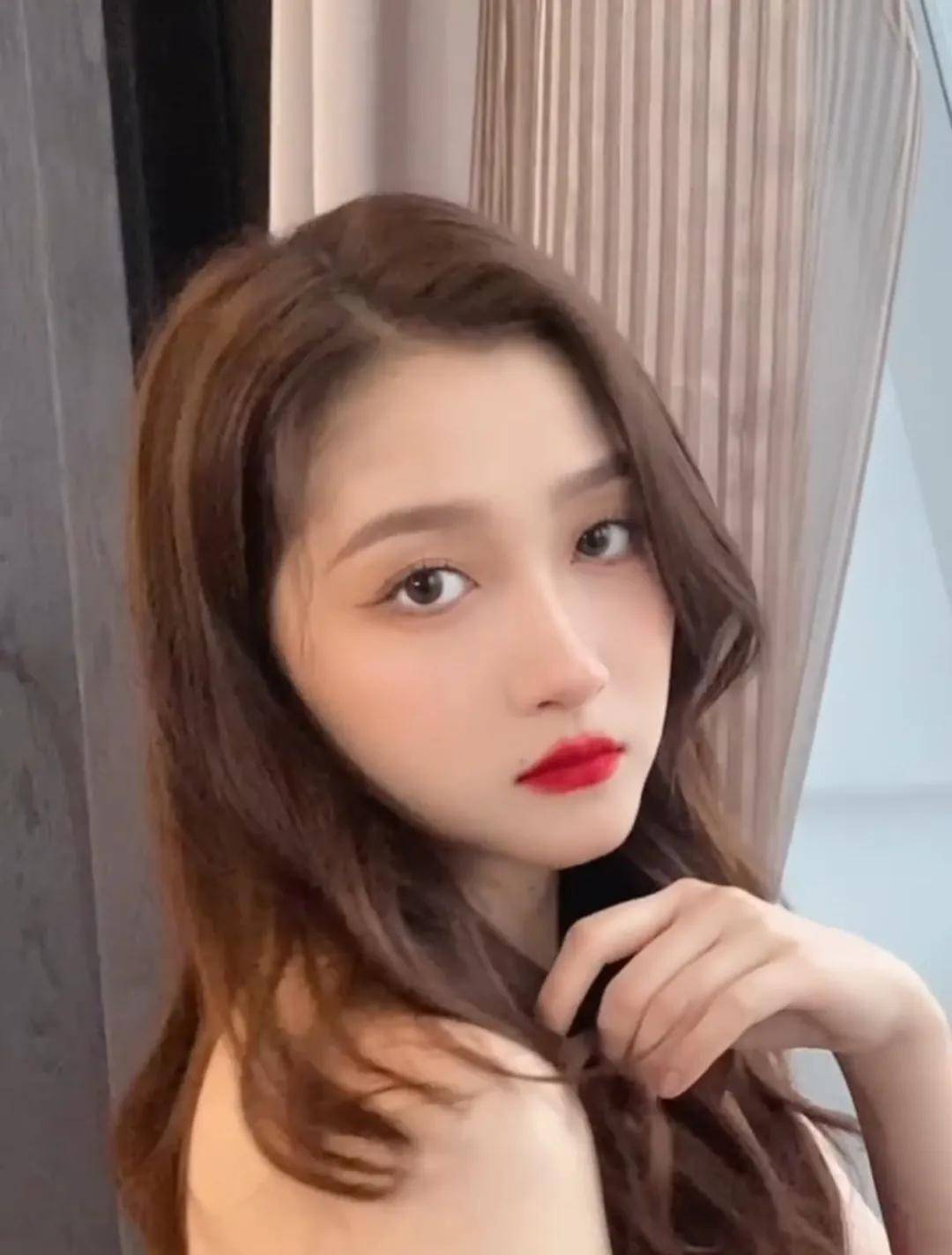 关晓彤,虞书欣,谭松韵,赵今麦2月10日营业图,明星日常穿搭_造型_长裙