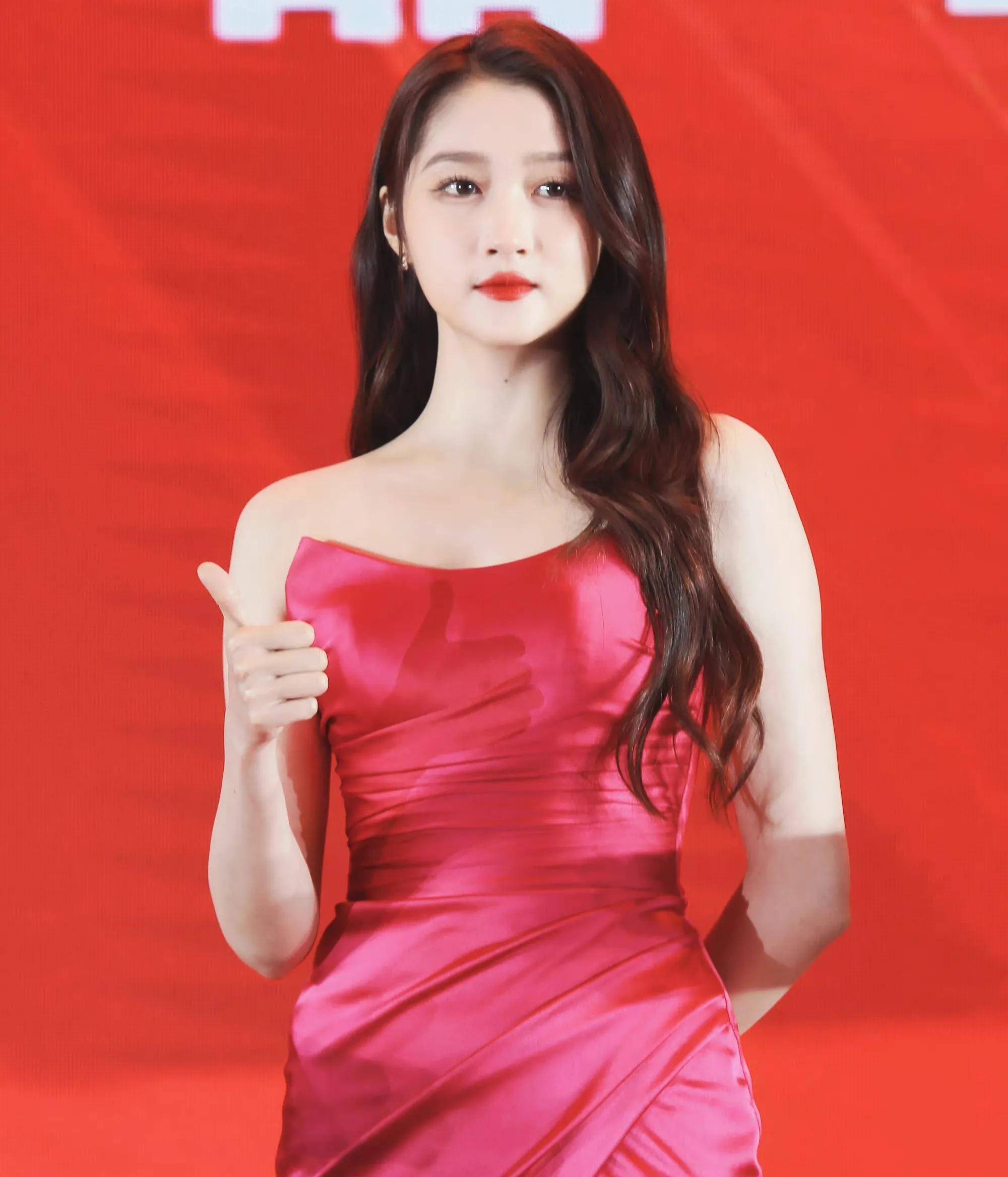 关晓彤,虞书欣,谭松韵,赵今麦2月10日营业图,明星日常穿搭_造型_长裙