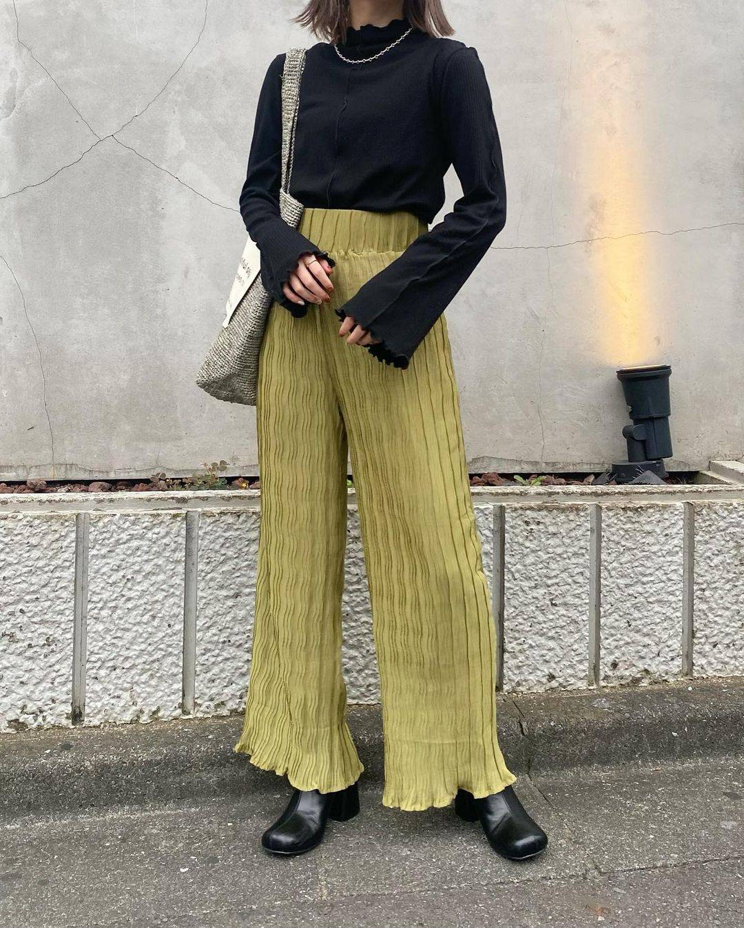 时常以一件合身单品搭配宽松服饰,将上衣扎进下身穿出好比例,或者放弃