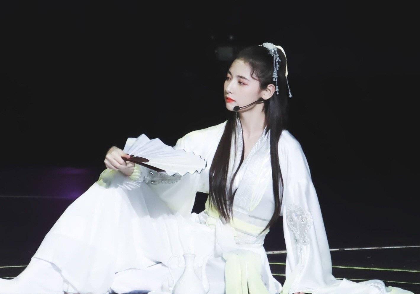 长发公子赵粤多次公主抱孙珍妮,两人古装绝美,表现力获满堂喝彩_表演