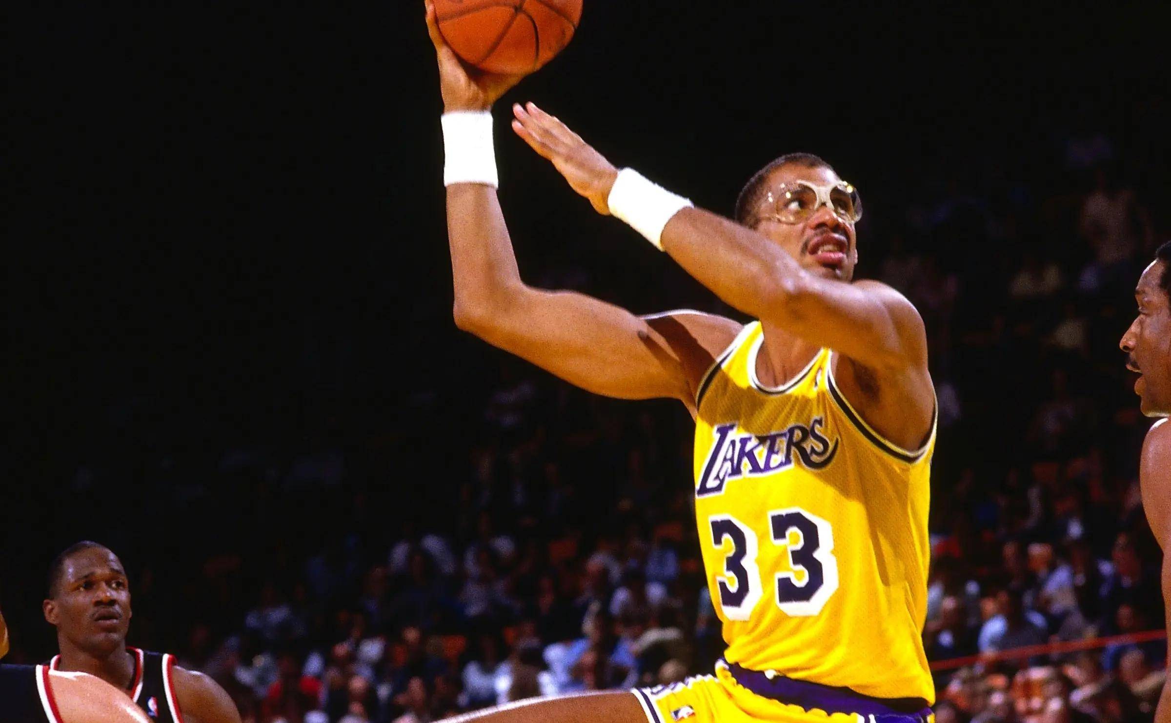 第6位:"天勾"贾巴尔艾弗森常规赛生涯一共砍下了24368分,因为他的命中