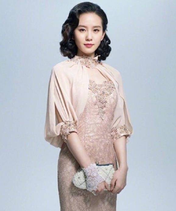 刘诗诗新造型!蓝色旗袍配温柔燕尾发型,展露不俗气质_民国_网友_一身