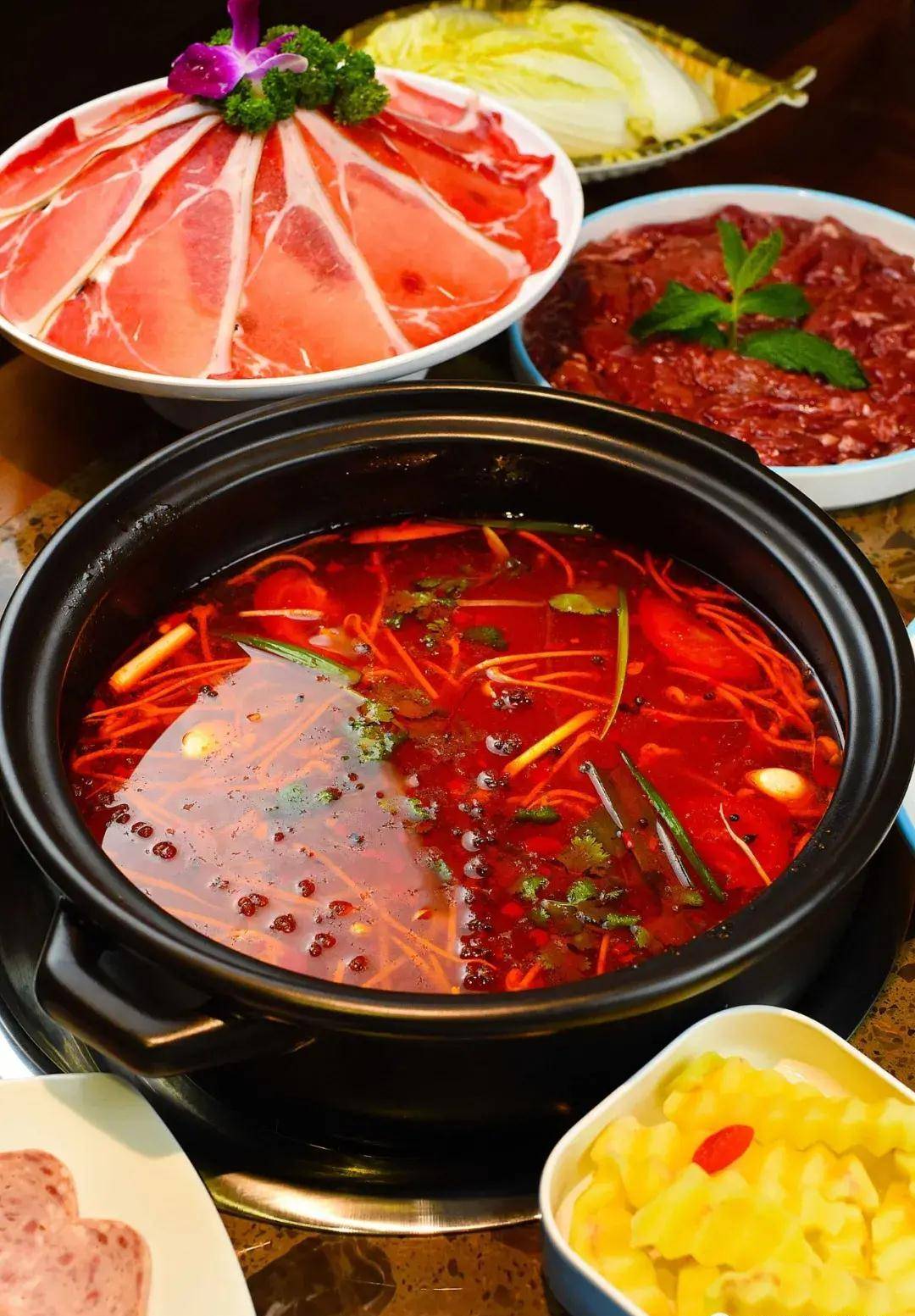 从郊区追到市区!昆明这8张桌子起家的酸汤火锅,北市区又开一家