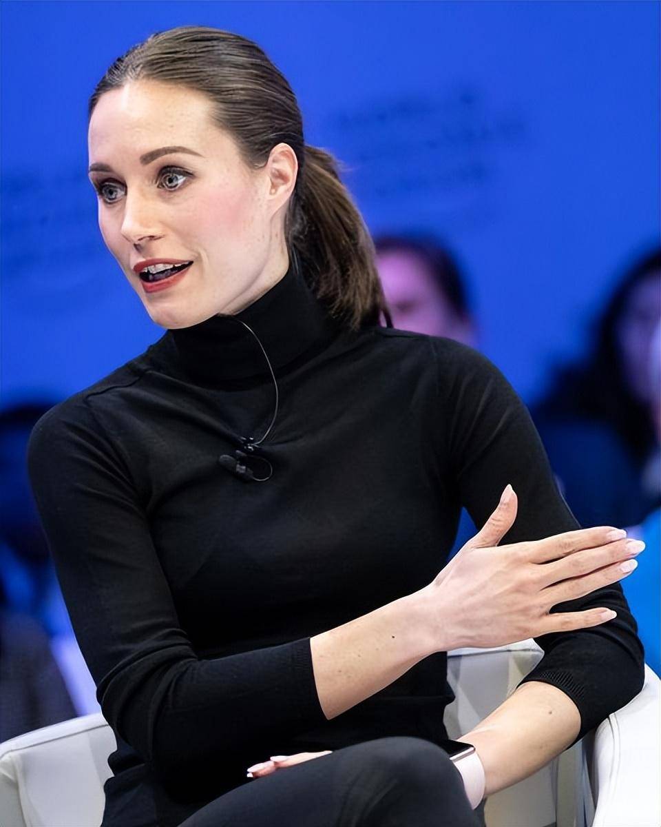 芬兰美女总理穿高领打底衫开会美到我!和泽连斯基自拍,像小迷妹_时尚_