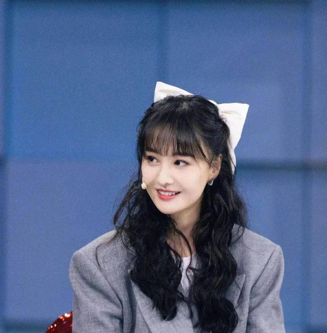 女明星都爱上了"蝴蝶结",唐嫣产后复出,也凭它重回少女脸_姐妹_大小