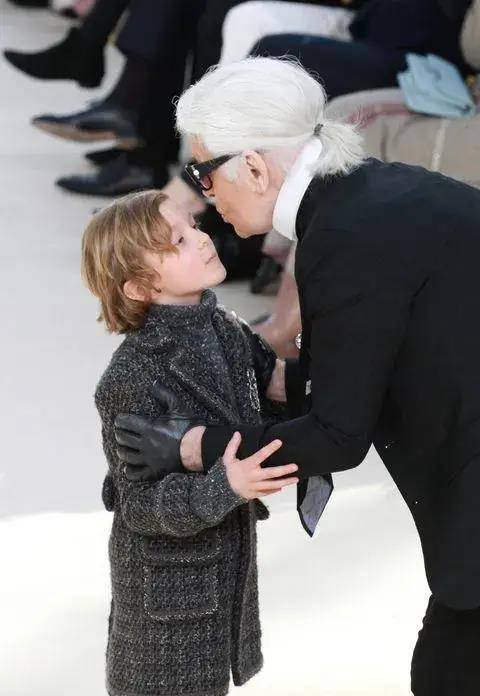 老佛爷今生的最爱 他视如己出的天使教子hudson kroenig去哪儿了