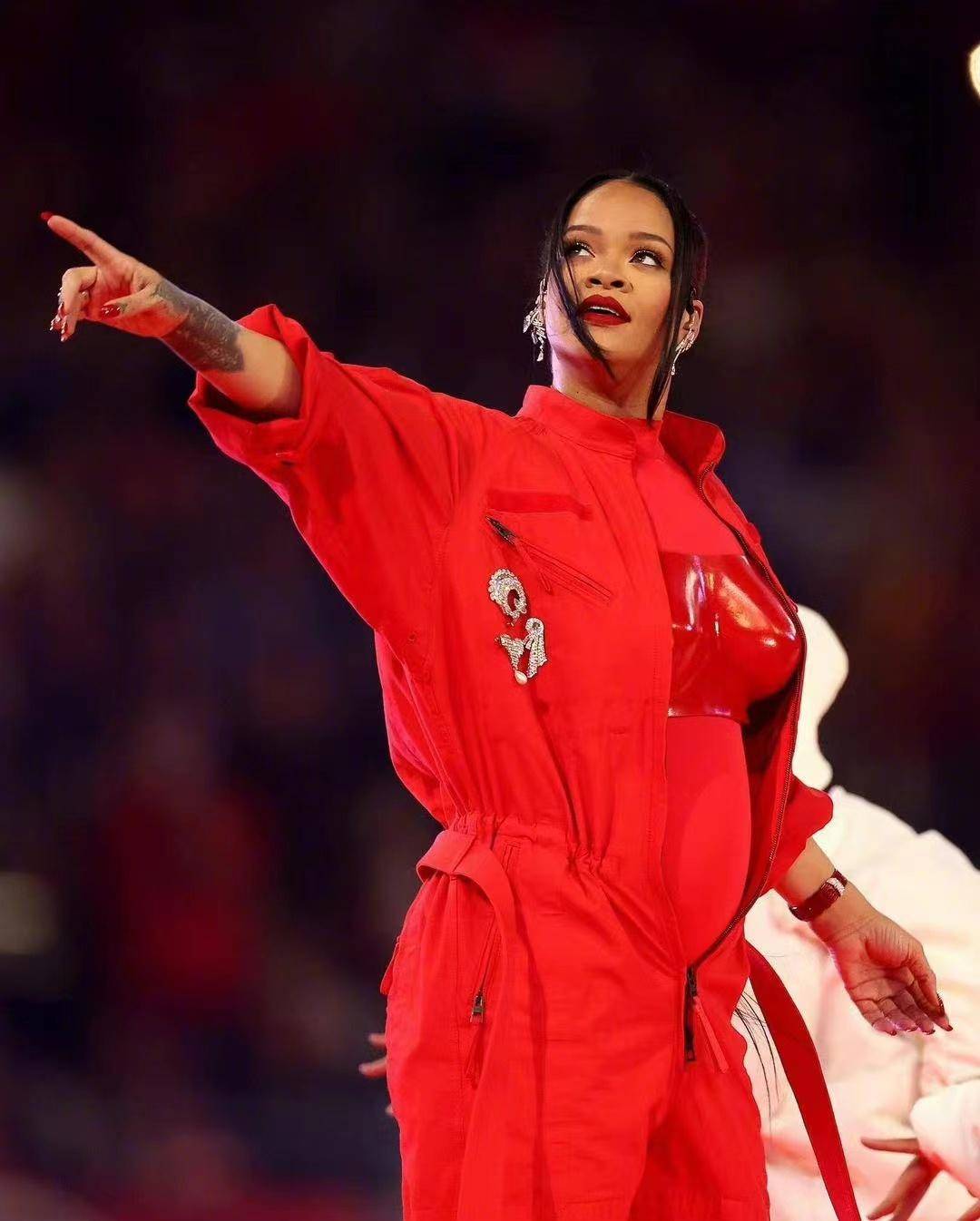 蕾哈娜在舞台补妆!