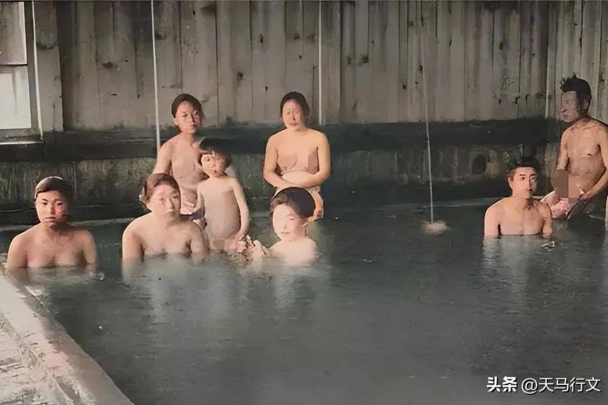 一百多年前日本澡堂男女混浴，他们赤裸相对却丝毫不觉得尴尬！_手机搜狐网