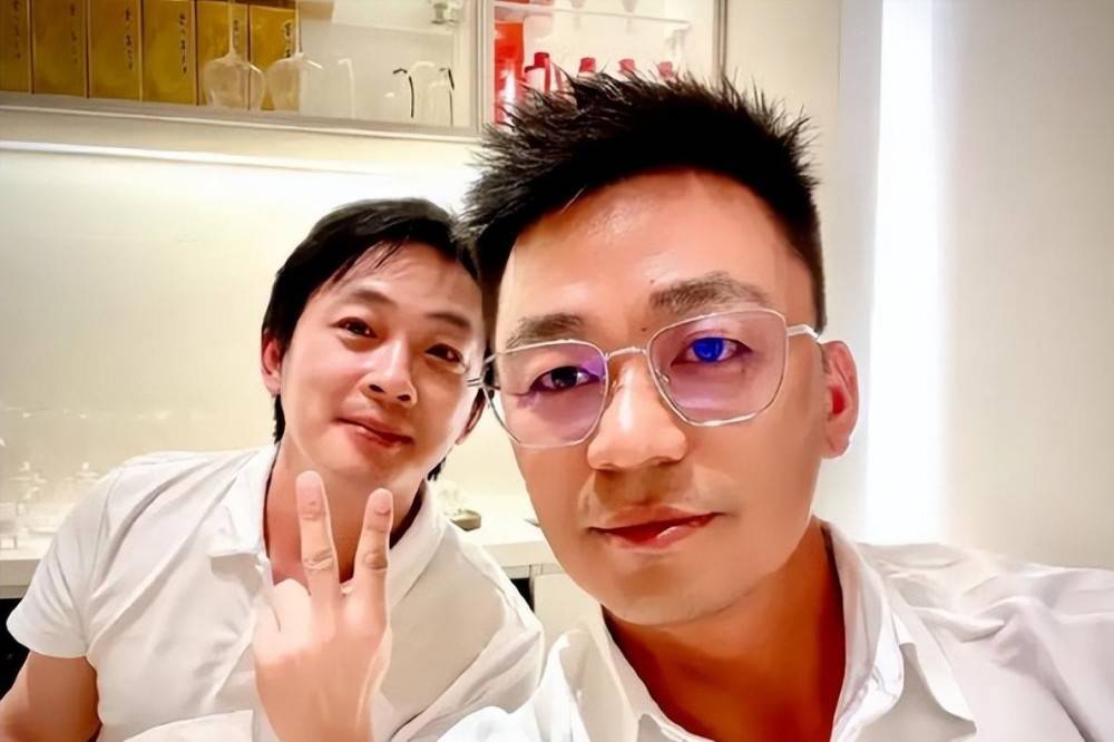 王宝强与甄子丹聚餐,打扮时尚撞脸谢霆锋,冯清全权负责老公造型_网友