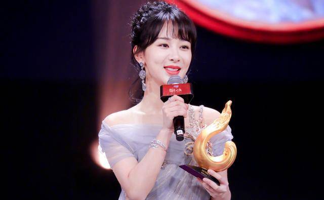 肖战王一博微博之夜同台,徐峥后台闹乌龙,杨紫杨幂杨颖三美同框_身材