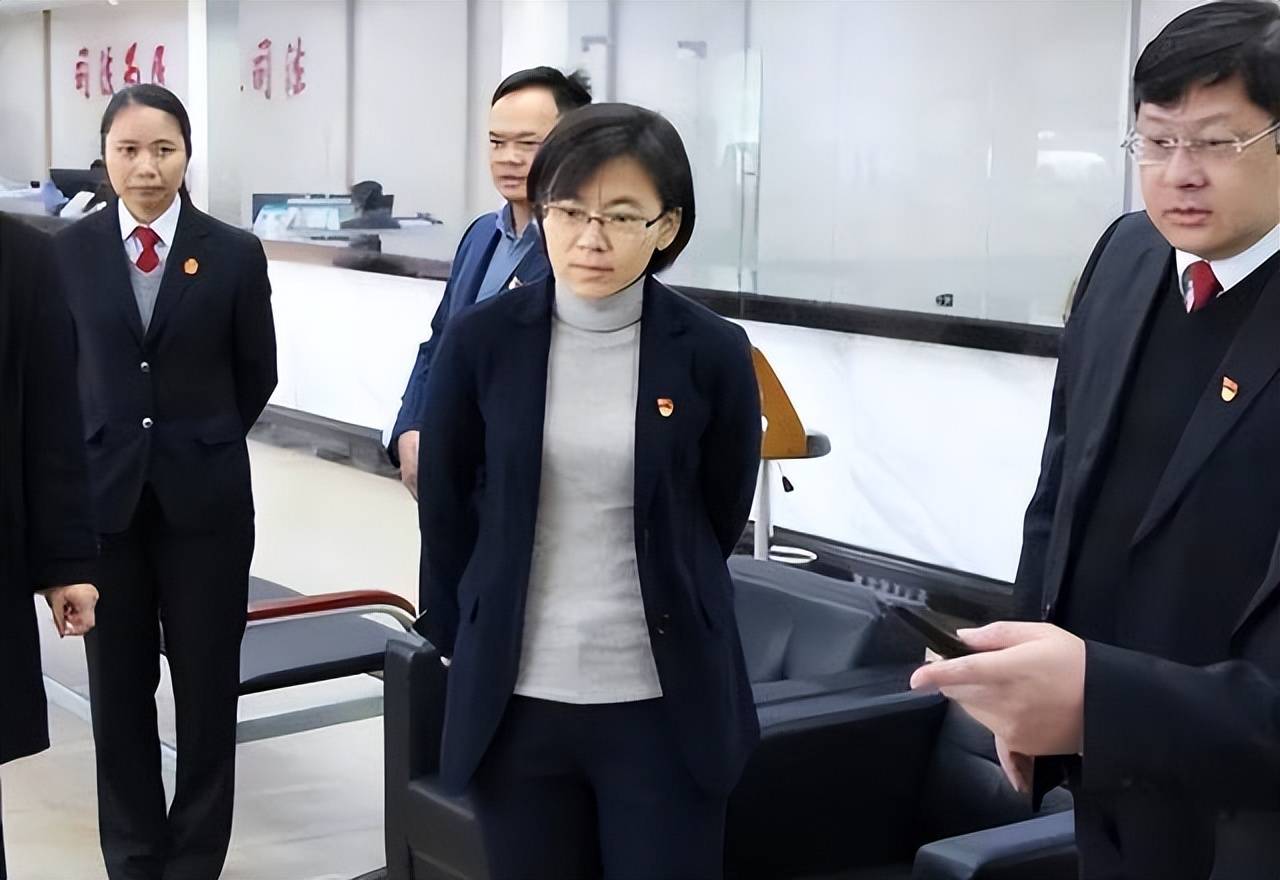 广西40岁女厅长引关注,长相亲民气宇不凡,过往履历令人折服_孙睿君_考