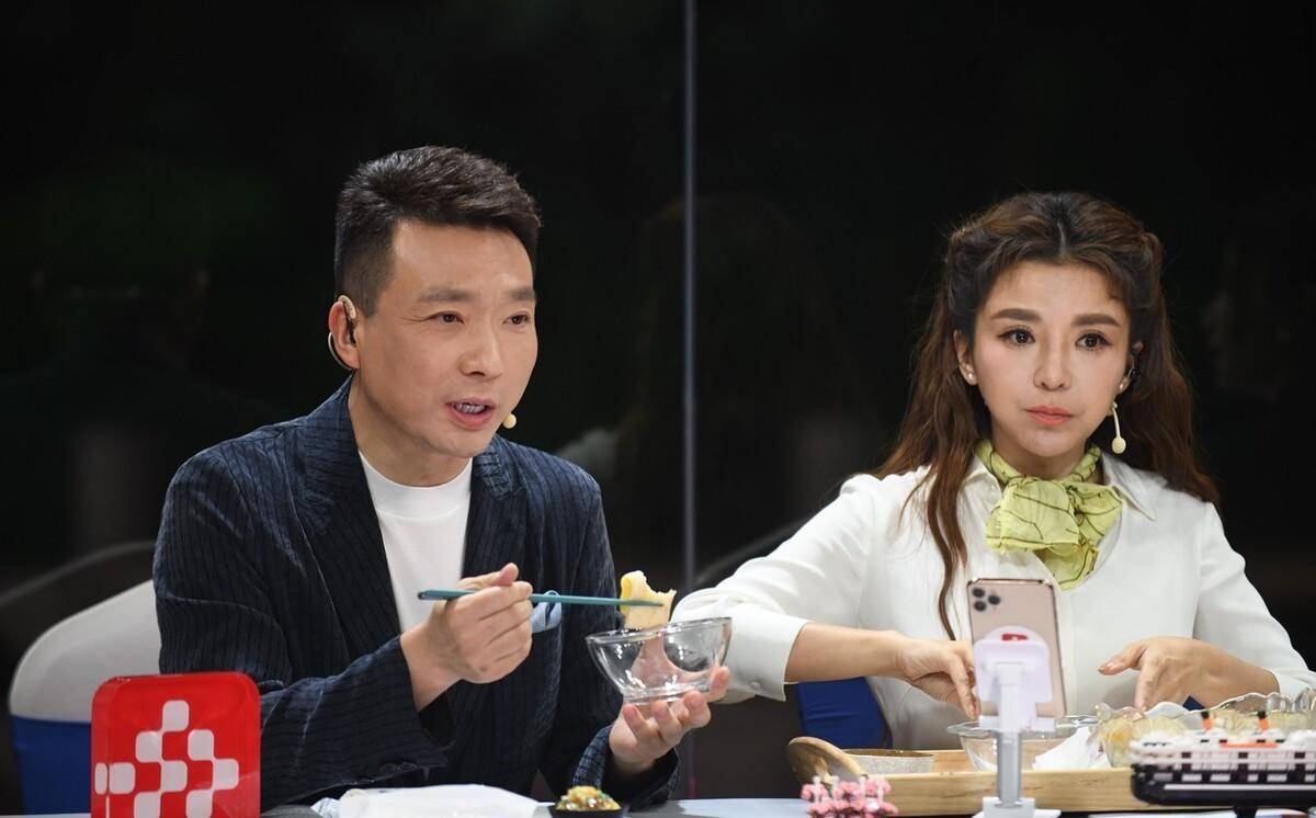 康辉走上"丁克"路,面对父母有亏欠,自己有后悔也有遗憾_刘雅洁_年轻人