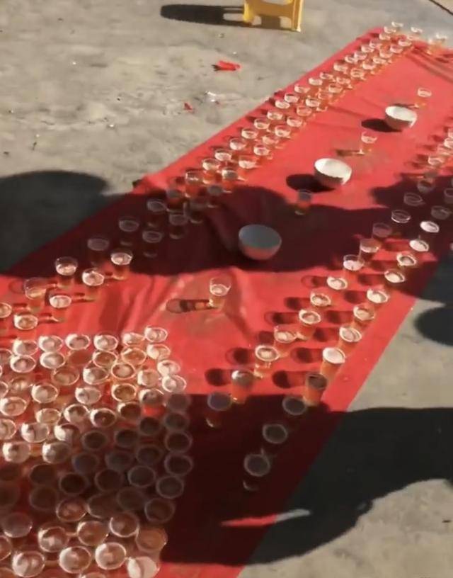 重庆一女孩出嫁,娘家人摆了一地拦门酒,派孕妇拿着"棍子"守门_新郎