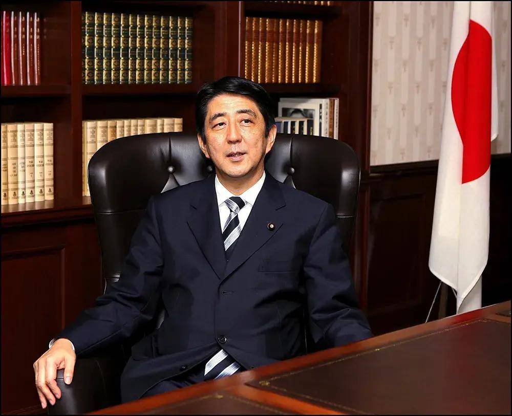 安倍晋三第二次拜相,此后成功连任日本第96代,第97代,第98代首相,在位