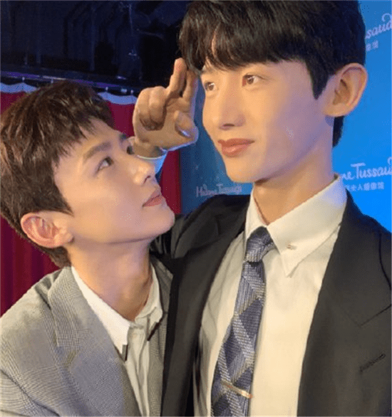 明星看到自己的蜡像,鹿晗玩壁咚,杨洋亲脸颊,而他不忍直视自己_感觉