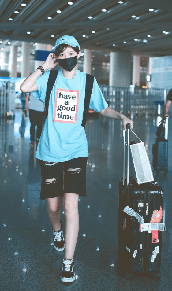 李斯丹妮真有"男友感",肥大短袖搭五分裤,又帅又酷让人着迷_中性_造型