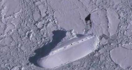 南极冰面上出现120米“冰船”，窗户烟囱明显，它是怎么来的？(图3)