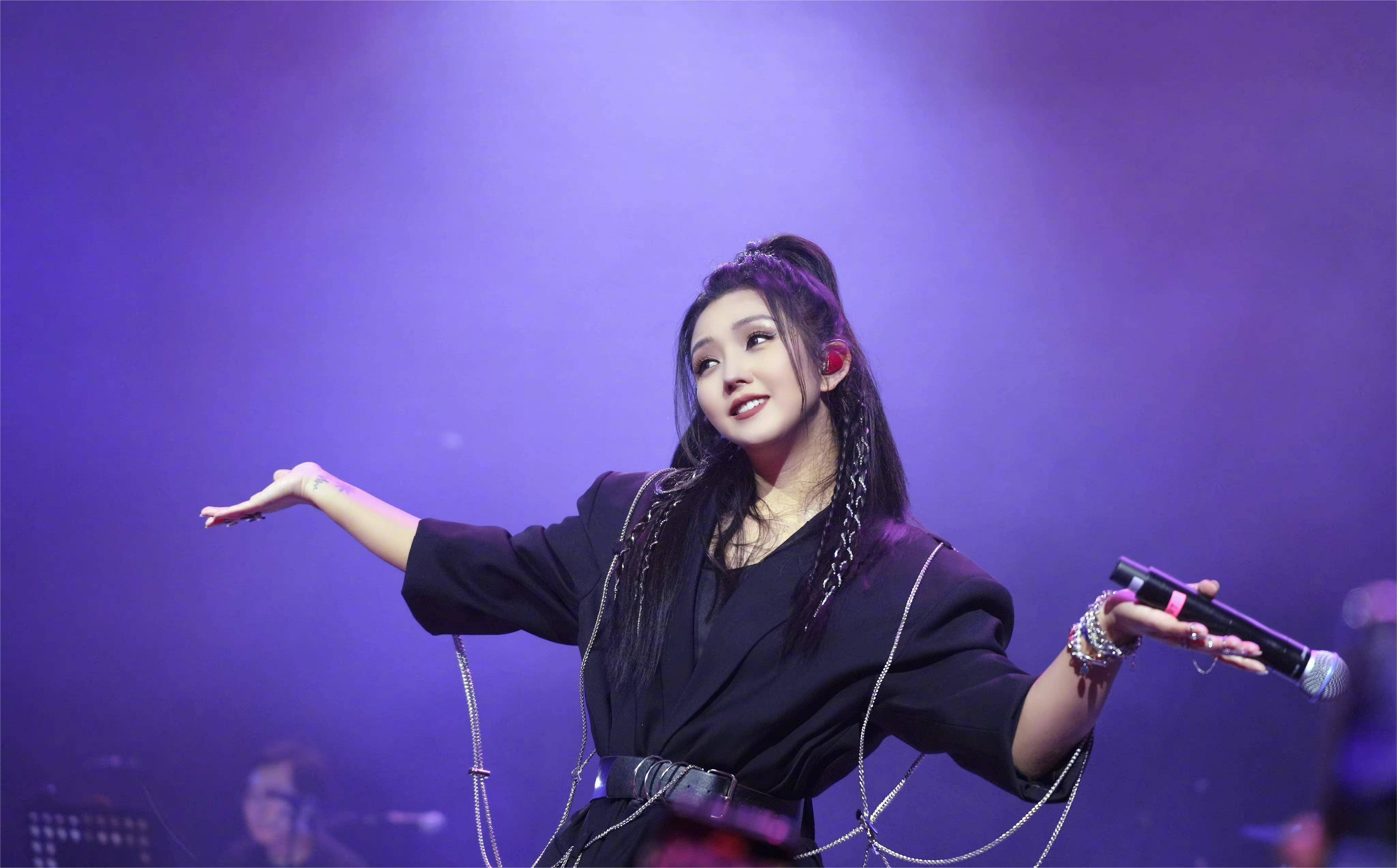 何洁劝胡雨桐把精力放在表演上.