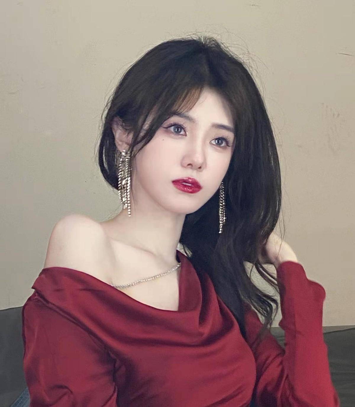 rita穿泳衣搭配白丝,余霜穿旗袍搭配黑丝,小钰却沉迷jk服_好身材_女