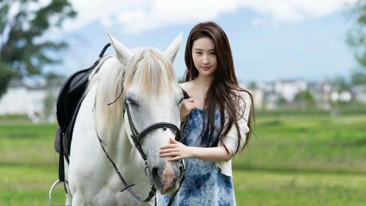 张碧晨去有风的地方取景地随拍,她说刘亦菲是我女神,景美人也美_大理