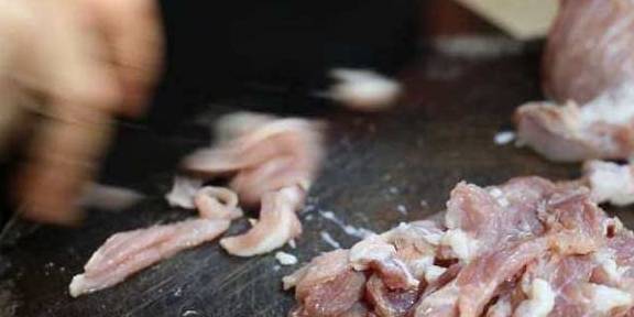 一斤半的猪肉，配上5元半斤辣椒，大姐吃了真尴尬(图2)
