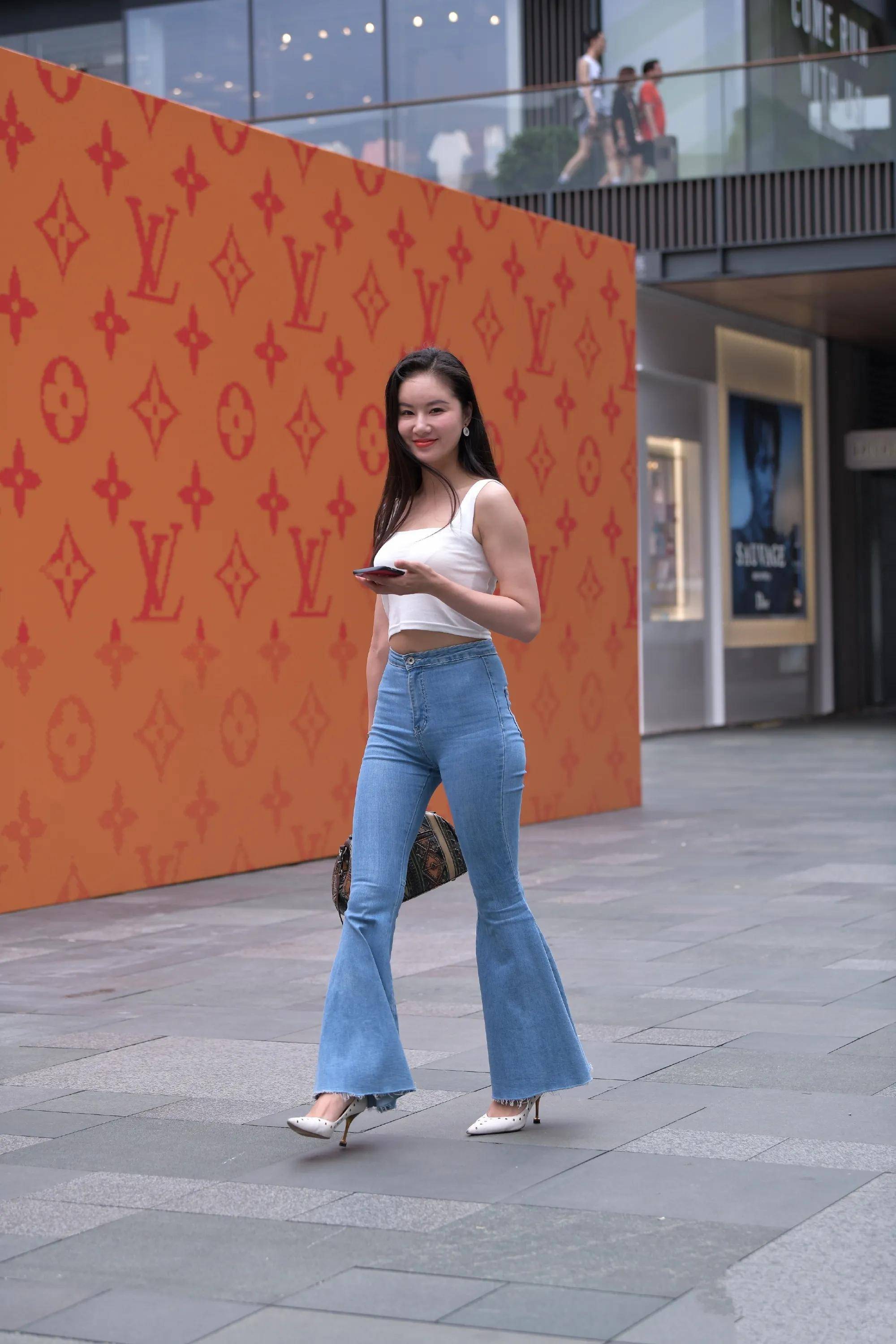 街头惊现美女牛仔阔腿裤穿搭,配上白色吊带背心很显身材很时尚_女性