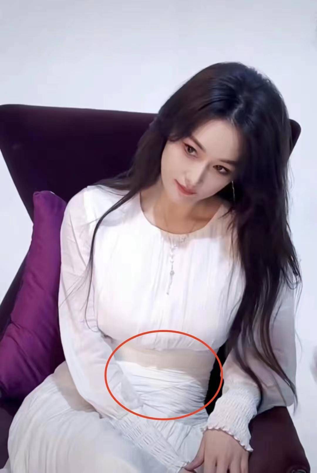 军嫂张馨予高调过情人节!上演红白玫瑰造型女人味爆棚,身材好辣