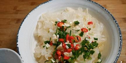 一朵银耳一道美味，简单一拌，加小米辣和葱花点缀，色香味俱佳(图12)