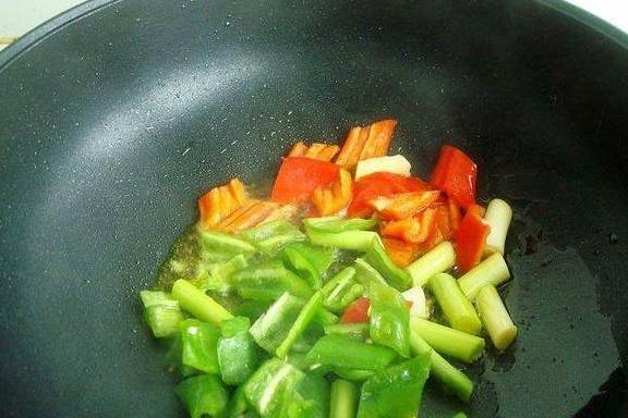要想炒腊肠不干不齁咸，麻辣又鲜香，这两步骤不能少(图14)
