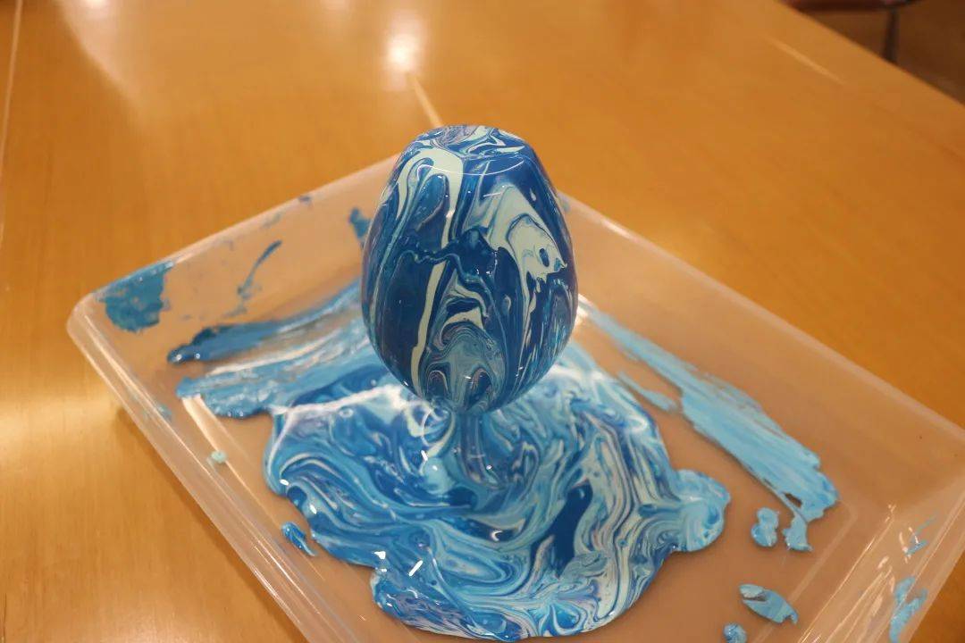 结合了贴画,印染,绘画等方式,将近期关注的防疫,环保,流体颜料等元素