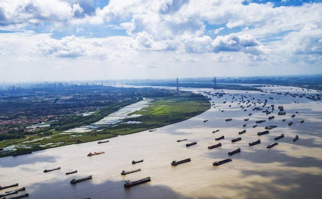 长江中下游最常见的河流沉积地貌就是河流"冲积平原"和"三角洲",许多