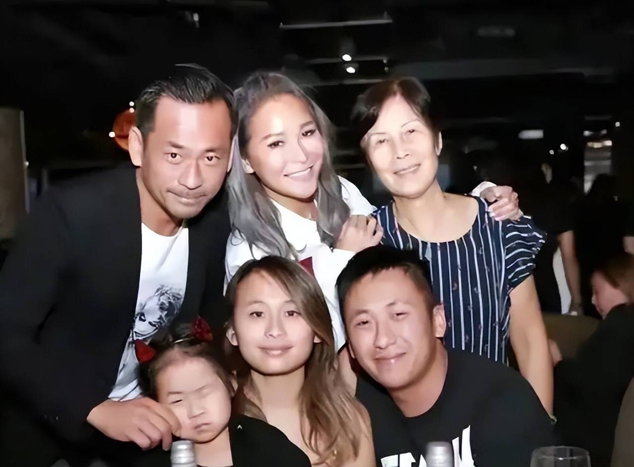 澳门又一个赌王倒下,被判入狱18年,女友带着子女在