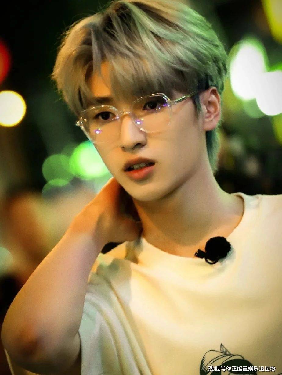 时代少年团三亚团综路透放出,七人海边背影合照梦回2019年的夏天_李飞