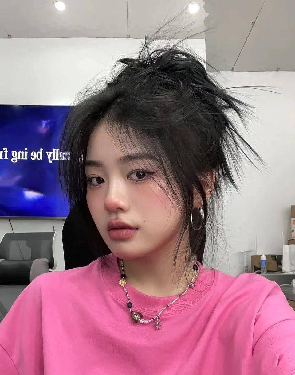 今年火了一种新发型叫:"鸡窝头",时髦洋气,关晓彤都上头了_刘海_建议