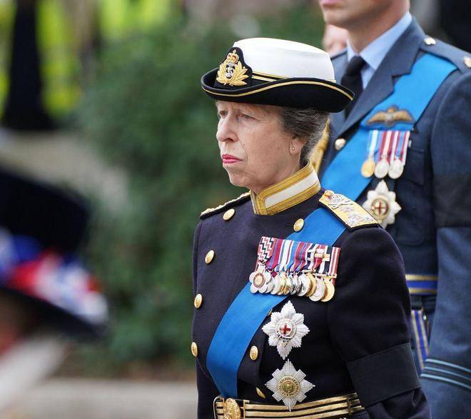 军装当丧服?为什么英国王室成员红白喜事都要穿军装?