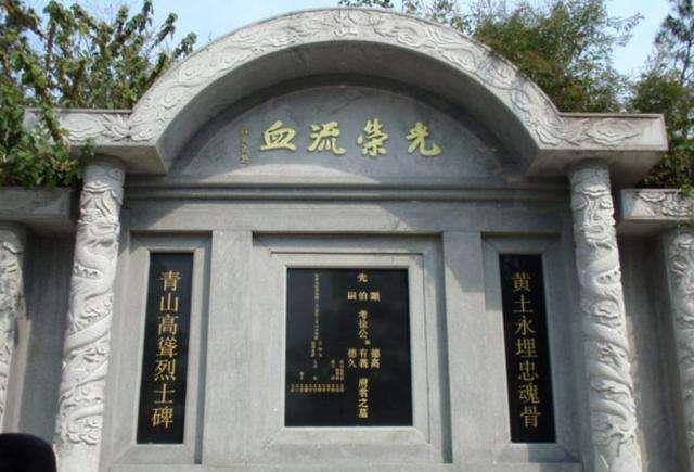 1958年,徐海东大将回家乡视察,站在徐氏家族烈士墓碑前久久沉思_周