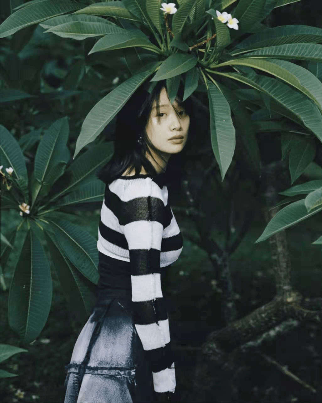 李梦亮相戛纳电影节红毯,为什么要穿成这样?_造型_短片_女明星