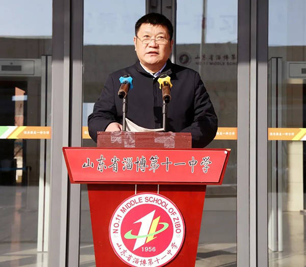 王连登校长做了题为《越努力就会越幸运》