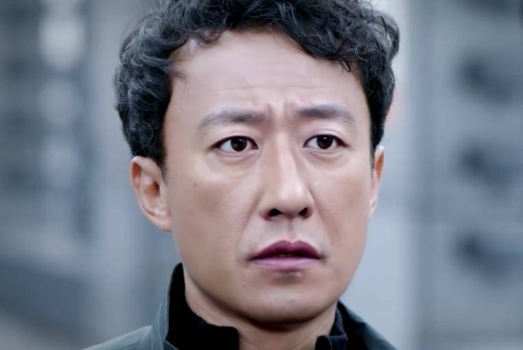 积压6年,王志文新剧终于定档央八了,但这ai换脸也太假了吧_于震_剧里