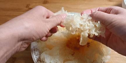 一朵银耳一道美味，简单一拌，加小米辣和葱花点缀，色香味俱佳(图4)