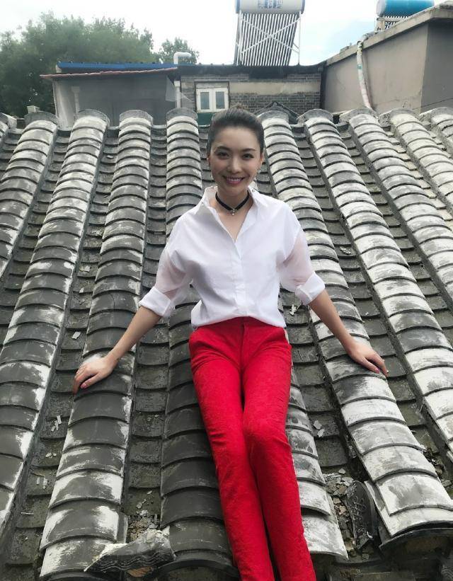 栗坤这套私服搭配非常显气色,大红色的裤子十分吸睛,但上衣搭配了白色