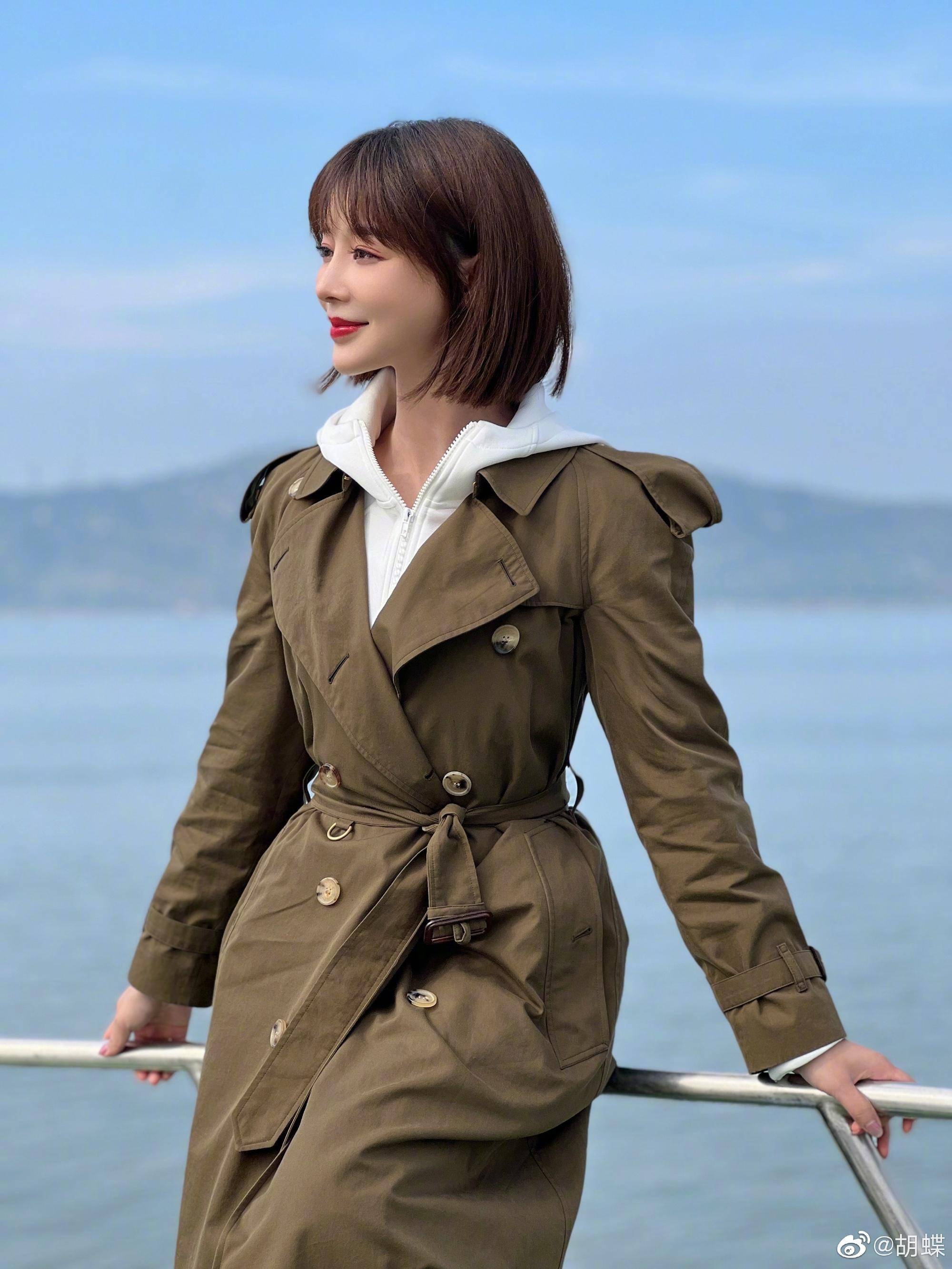 央视女主播胡蝶迎40岁生日,陆川亲下厨烧鱼,7岁儿子拿奖状回报_秦岚正