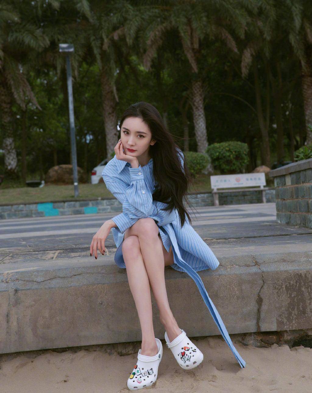 杨幂踩"浴室拖鞋"出镜,穿印花套装同框李佳琦,俊男美女太养眼_显得